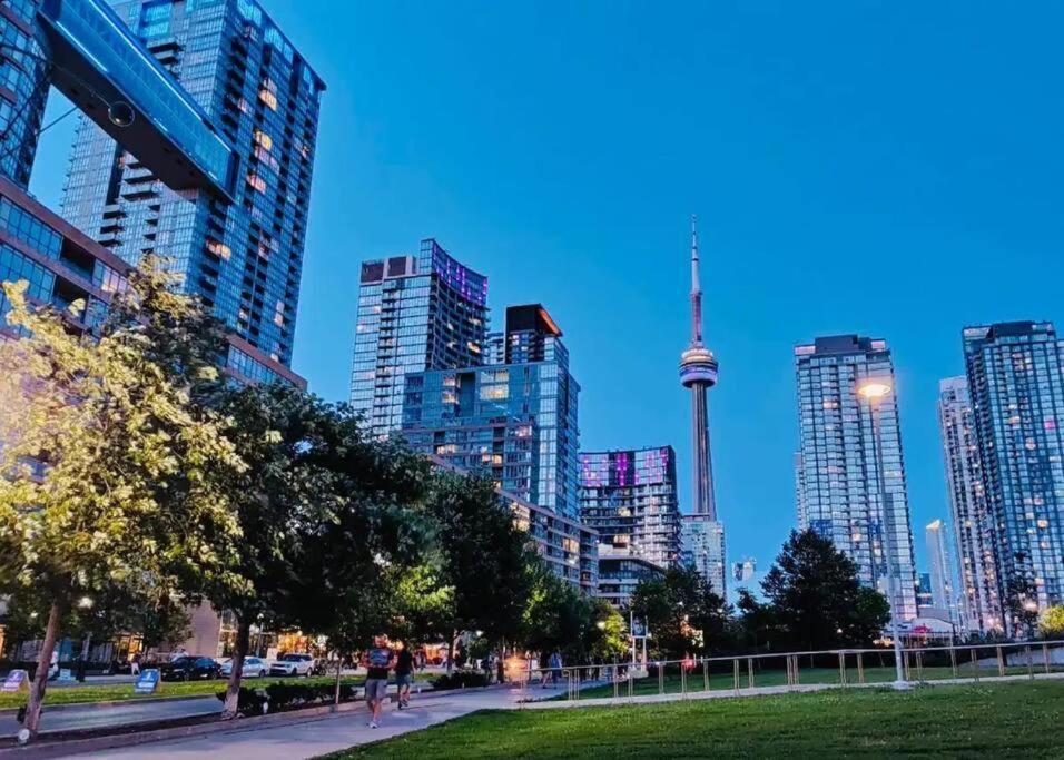 Stunning Luxurious Lakeview Condo By Cn Tower Toronto Ngoại thất bức ảnh